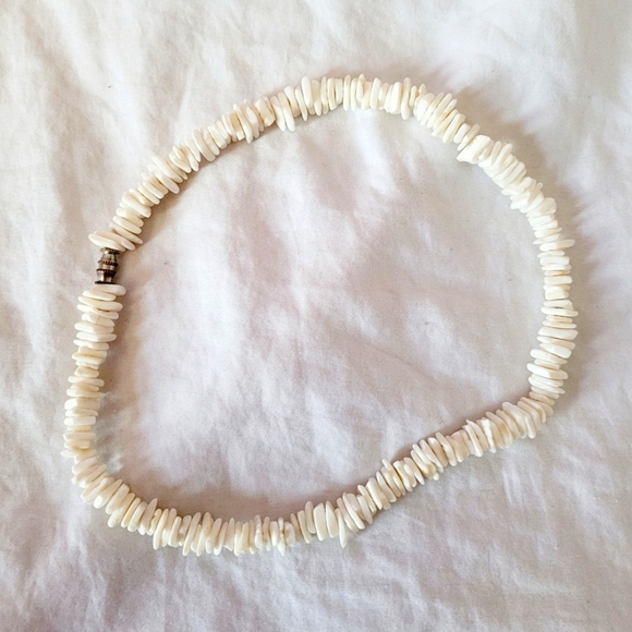 Shell necklace with twist closure Choker style - Picture 5 of 5